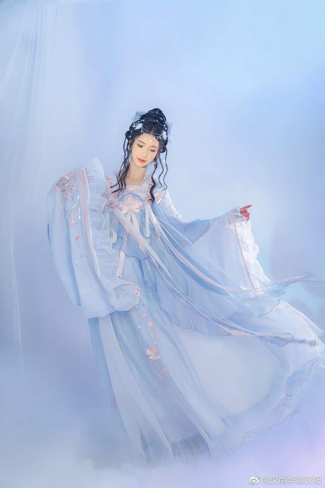 Maternal-Child Elegance in Traditional Hanfu and Ancient Costumes Maternal-Child Elegance in Traditional Hanfu and Ancient Costumes