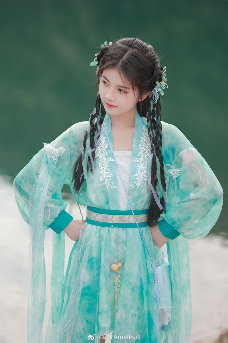 Little Girl in Traditional Hanfu Cheongsam-Style Robe with Qiqiong Rucheng Skirt