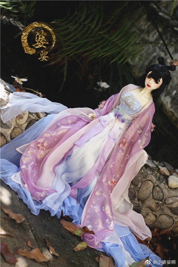 The Splendor of Ming Dynasty Hanfu Women:A Junior Students Perspective The Splendor of Ming Dynasty Hanfu Women:A Junior Students Perspective