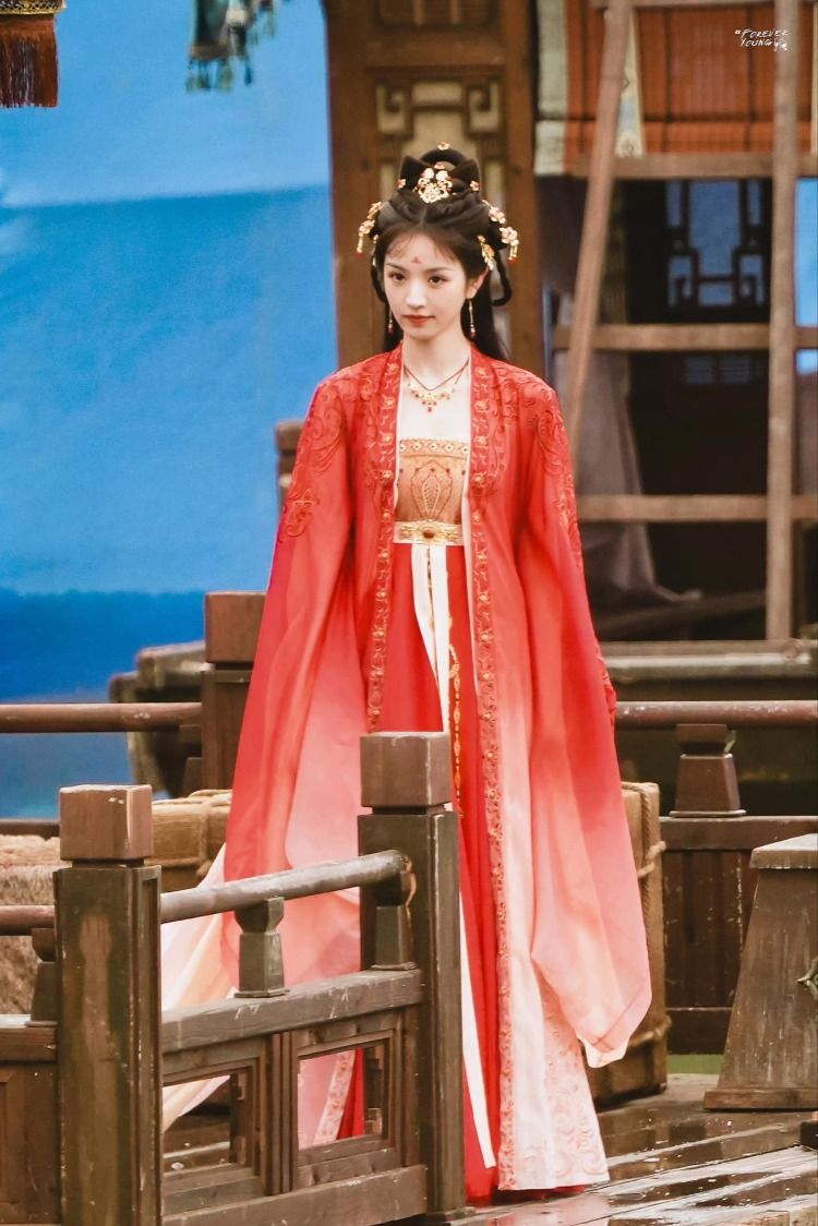 The Splendor of Guanghan Palace:A Journey into the World of Hanfu The Splendor of Guanghan Palace:A Journey into the World of Hanfu