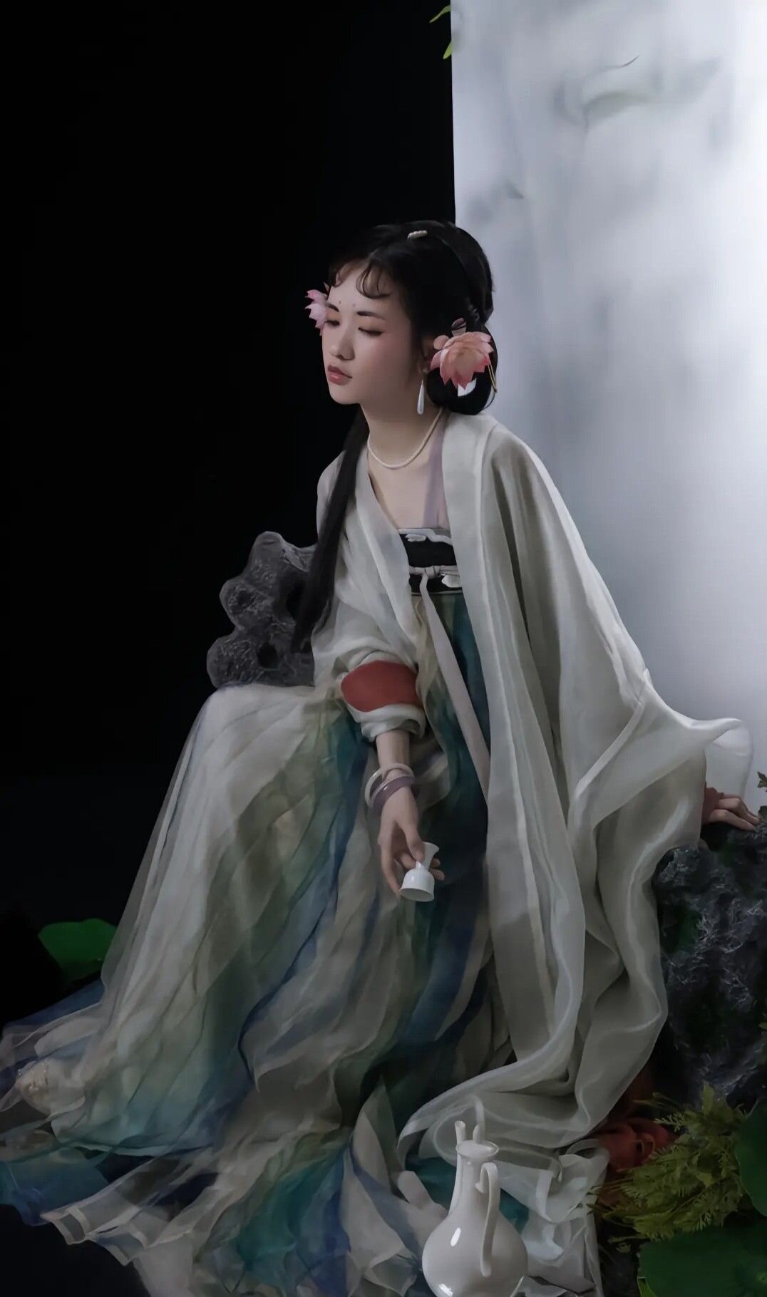 Celebrity Inspiration:The Rise of Short-Style Cheongsam Fashion