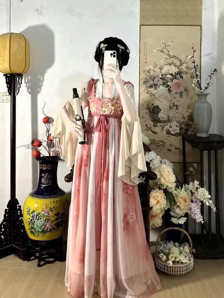 Reinventing Hanfu Fashion:Modernizing Traditional Attire for Autumn