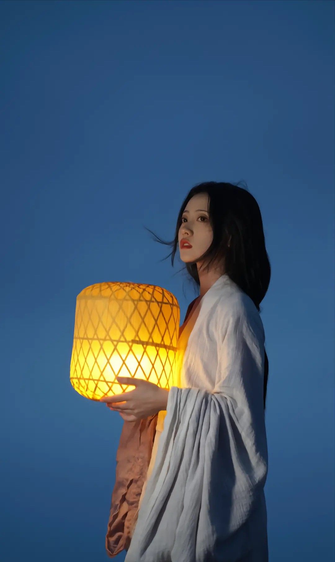 Embracing the New Neo-Chinese Cheongsam:The Boldness of Large Collars Embracing the New Neo-Chinese Cheongsam:The Boldness of Large Collars