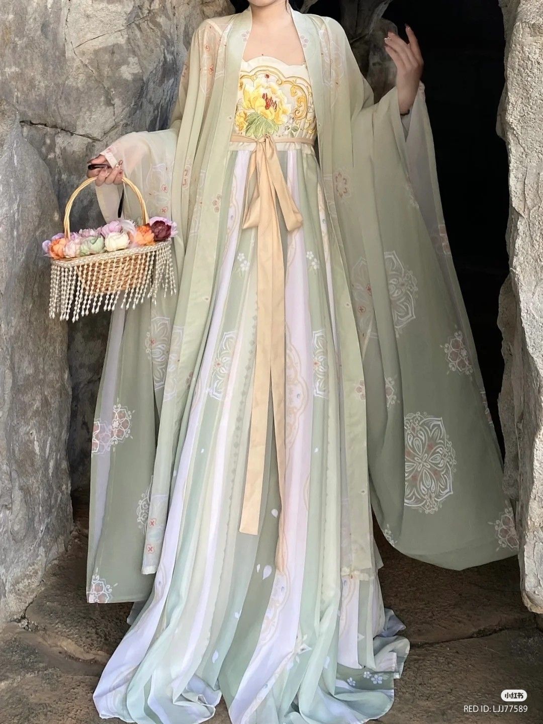 Peacock-Inspired Hanfu in Splendid Peacock Blue