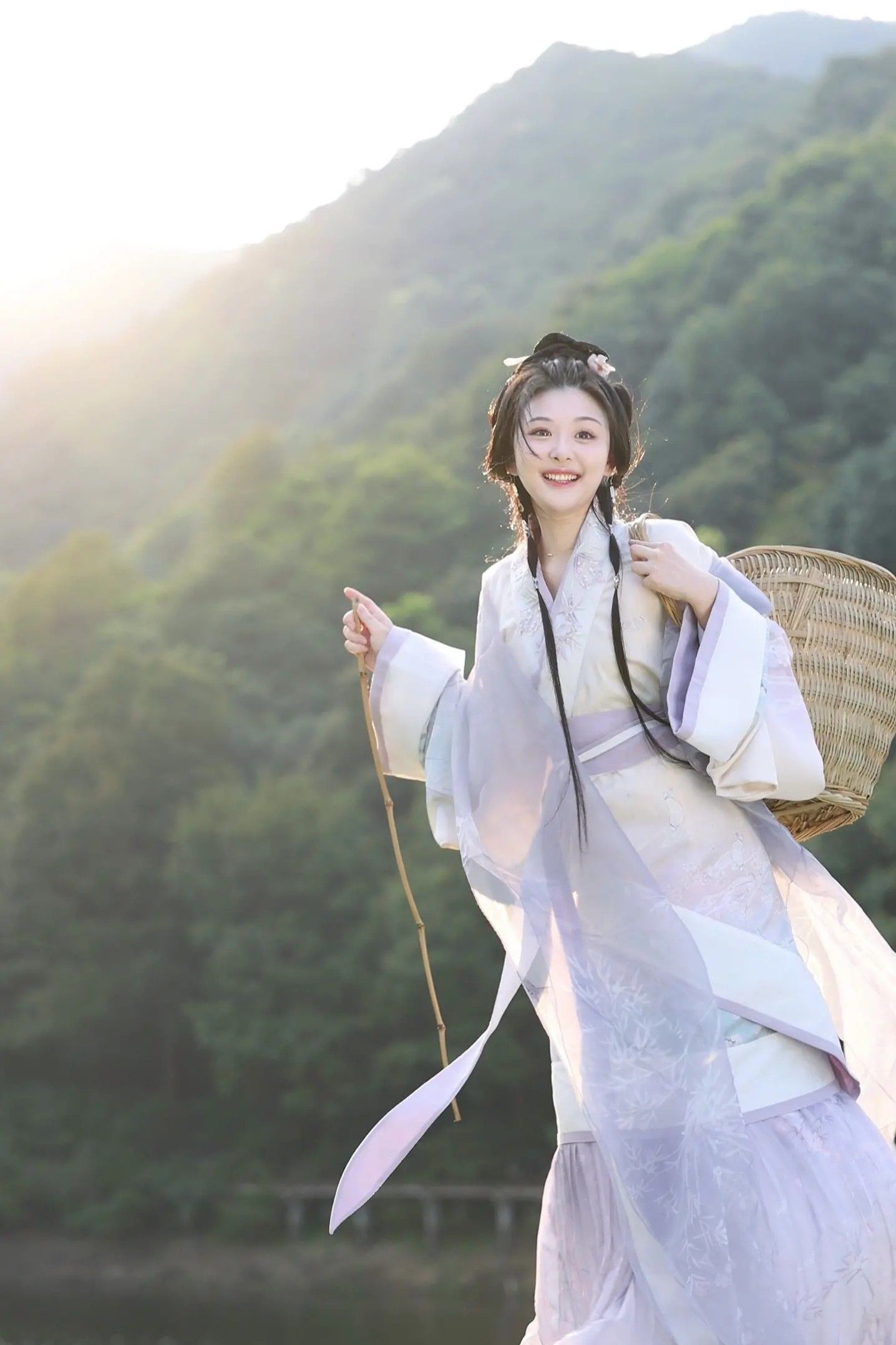 Ethereal Beauty in Ancient Hanfu:The Enchanting Robes of a Pipa-Clad Woman Ethereal Beauty in Ancient Hanfu:The Enchanting Robes of a Pipa-Clad Woman