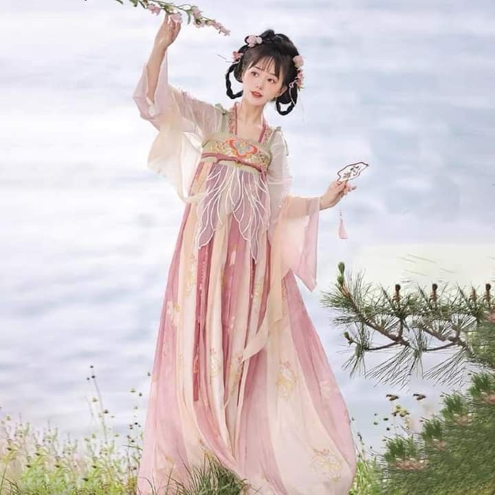 A Little Girls Horse-Tail Skirt Dress:A Blend of Tradition and Modern Elegance A Little Girls Horse-Tail Skirt Dress:A Blend of Tradition and Modern Elegance