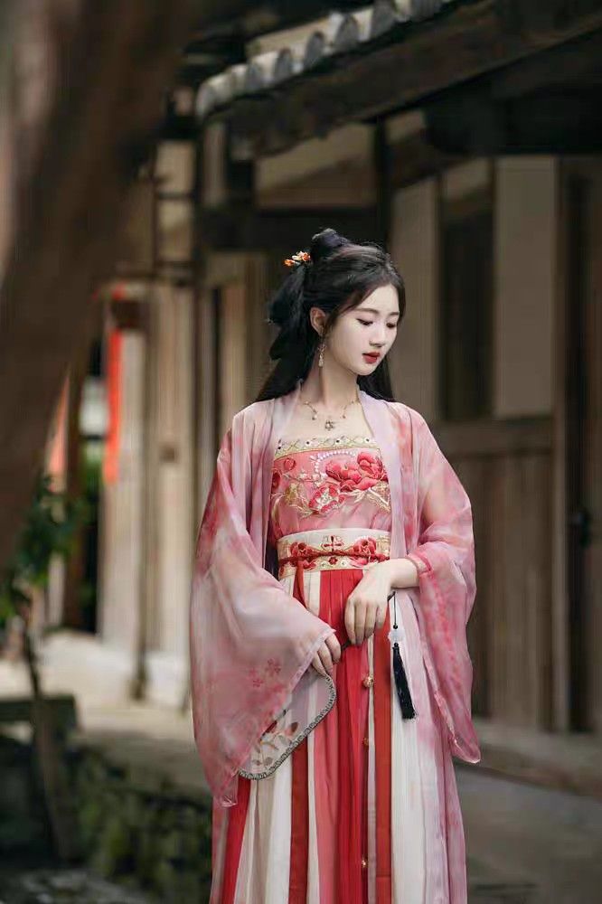 Lotus-Inspired Hanfu Fashion:The Charm of a Lotus-Patterned Chiffon Blouse Lotus-Inspired Hanfu Fashion:The Charm of a Lotus-Patterned Chiffon Blouse