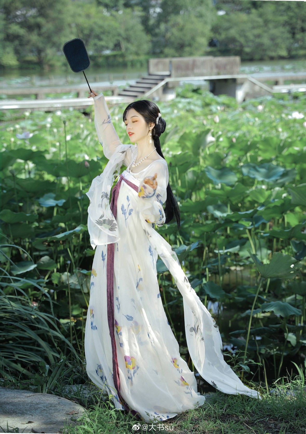 The Splendor of Song Dynasty Hanfu:The Round-necked Robe