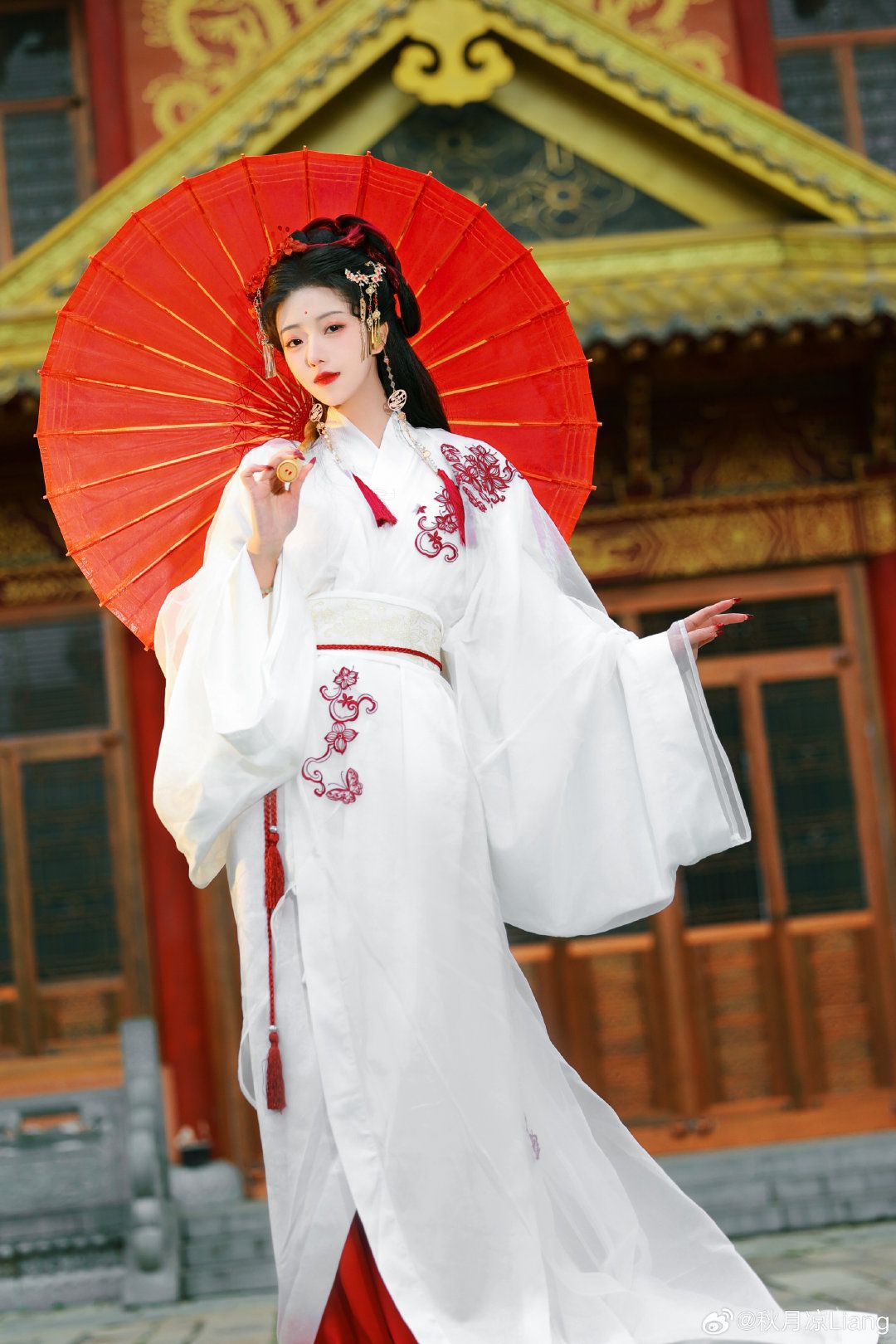 Reinventing the Cheongsam:An Updated Version of the Traditional Qipao Dress Reinventing the Cheongsam:An Updated Version of the Traditional Qipao Dress