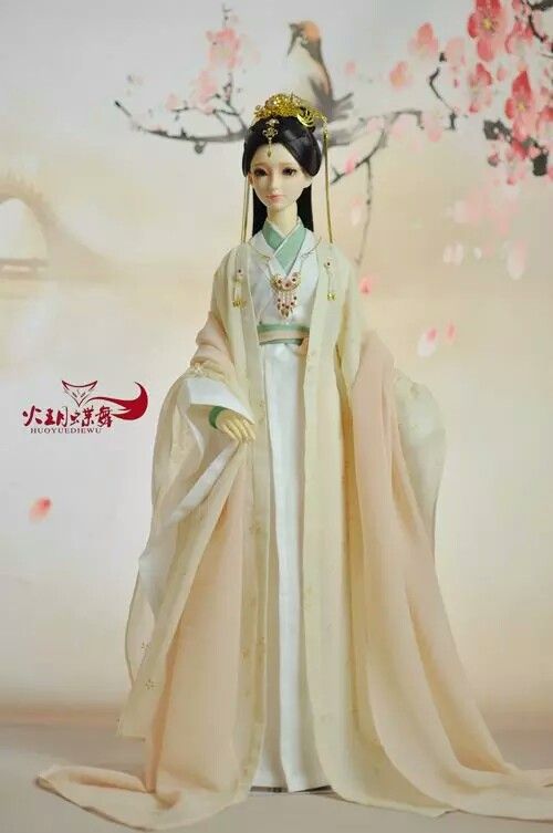 The Dominant Fifth-Grade Girl in Traditional Hanfu Fashion The Dominant Fifth-Grade Girl in Traditional Hanfu Fashion