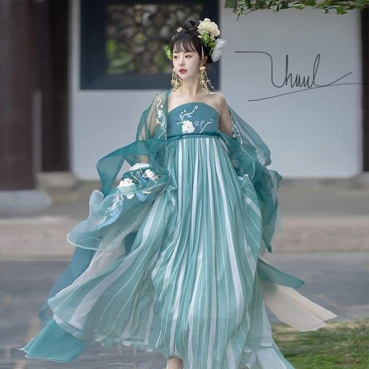 The Splendor of Cheongsam and Pearl Headwear:A Cultural Journey