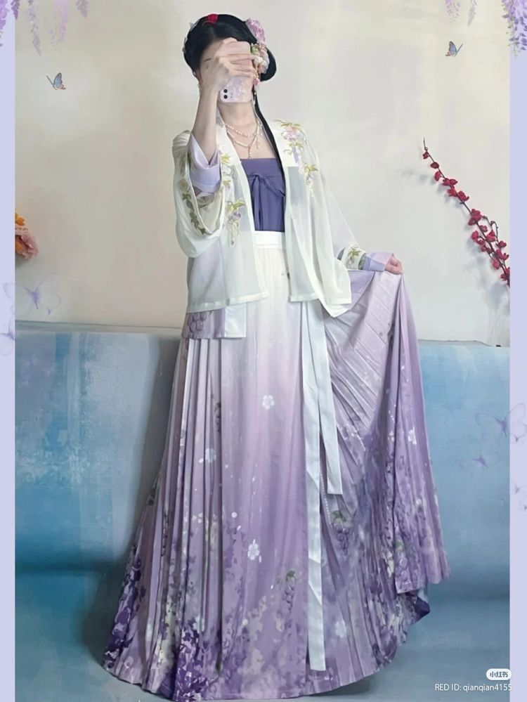 The Splendor of the Thirteen Maiden Tribute:A Journey into the World of Hanfu Fashion The Splendor of the Thirteen Maiden Tribute:A Journey into the World of Hanfu Fashion