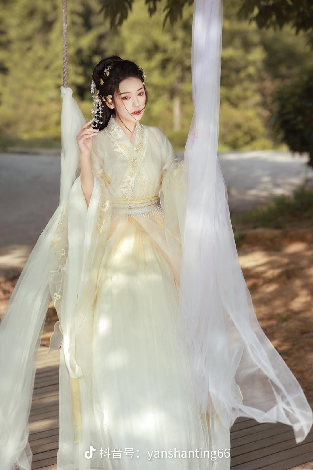 Lotus-Inspired Cheongsam:Embracing the Beauty of a Traditional Chinese Dress