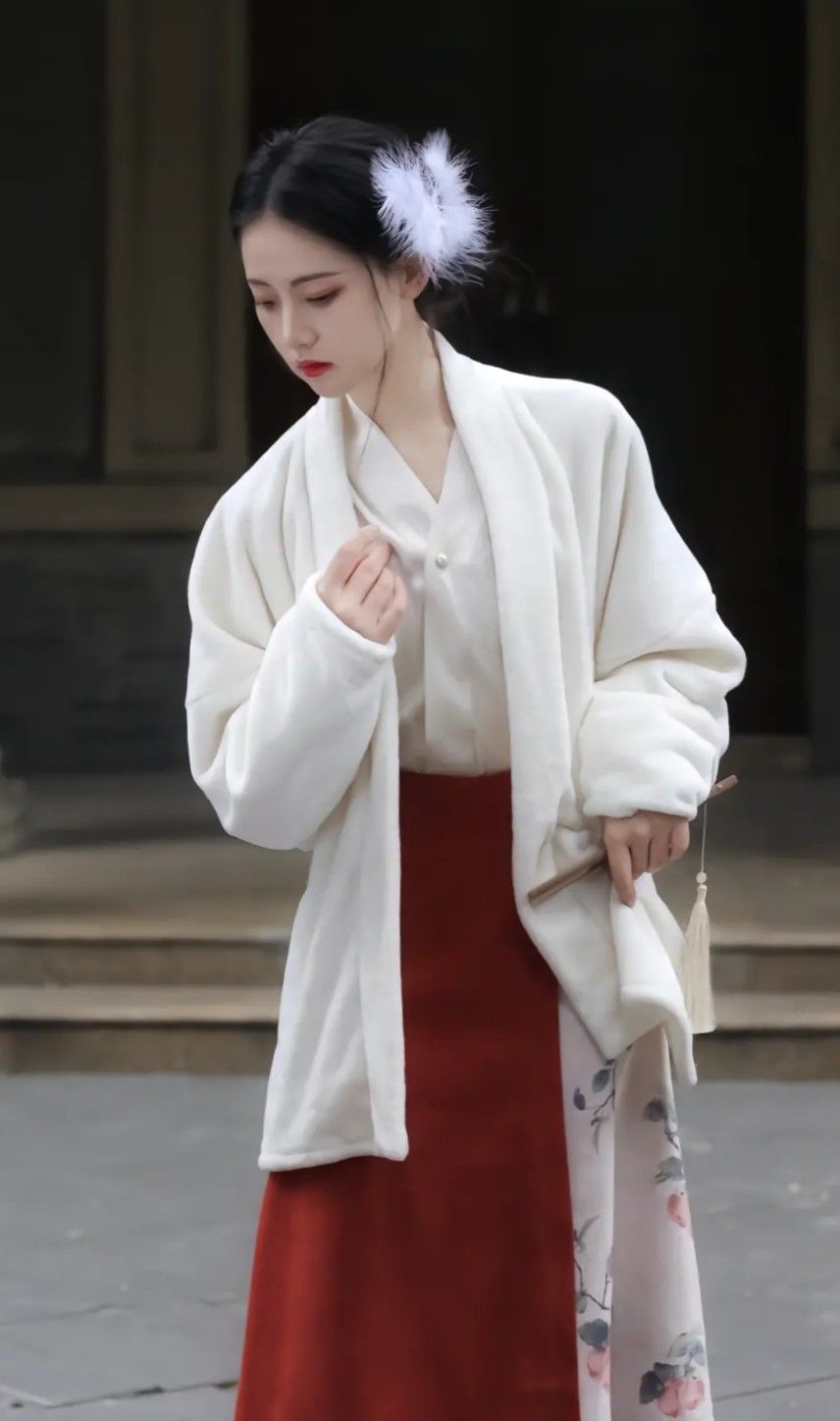 The Allure of Yellow Sainty Yis Cheongsam:A Closer Look into Her Stylish Qipaos