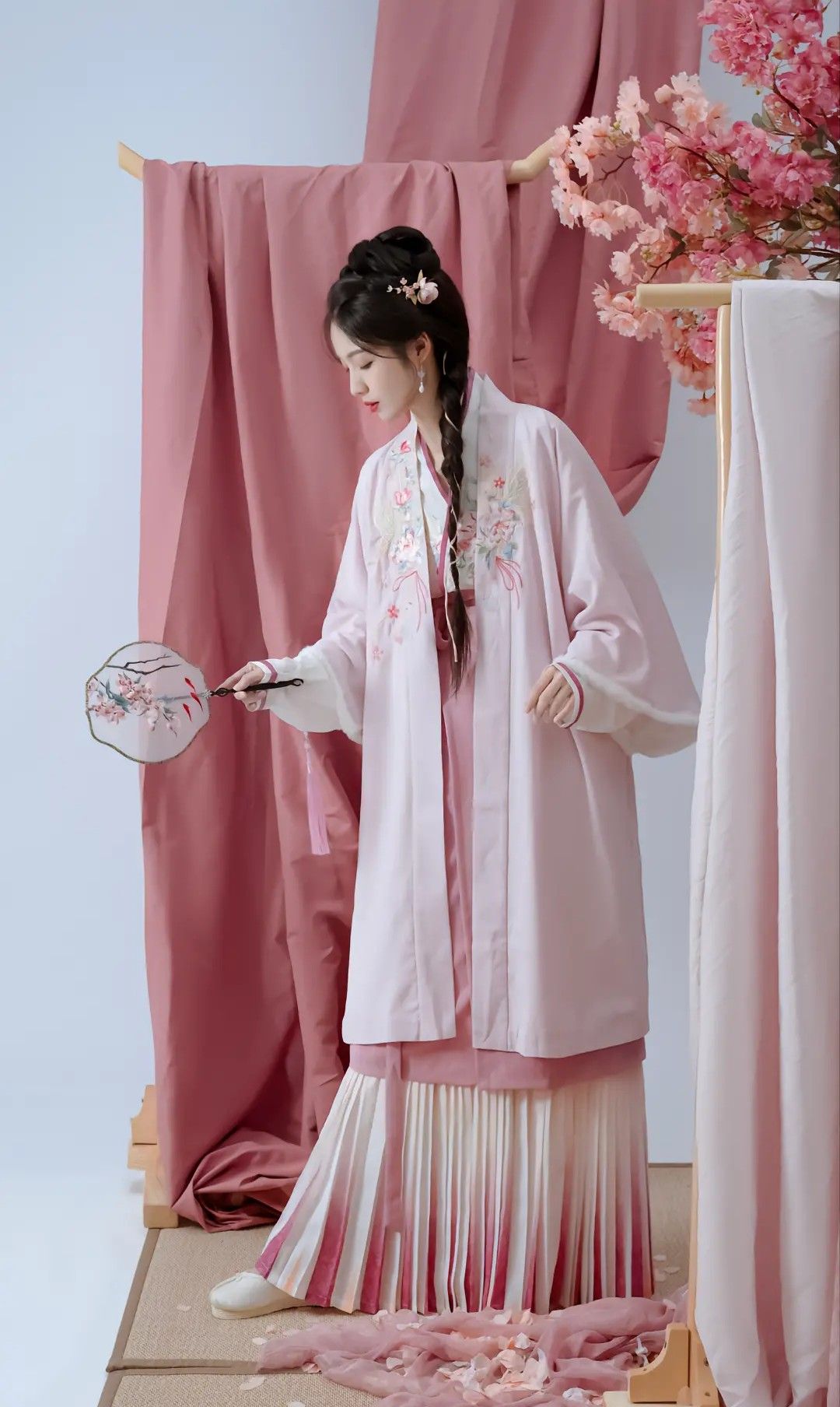 The Elegance of White Hanfu Veils