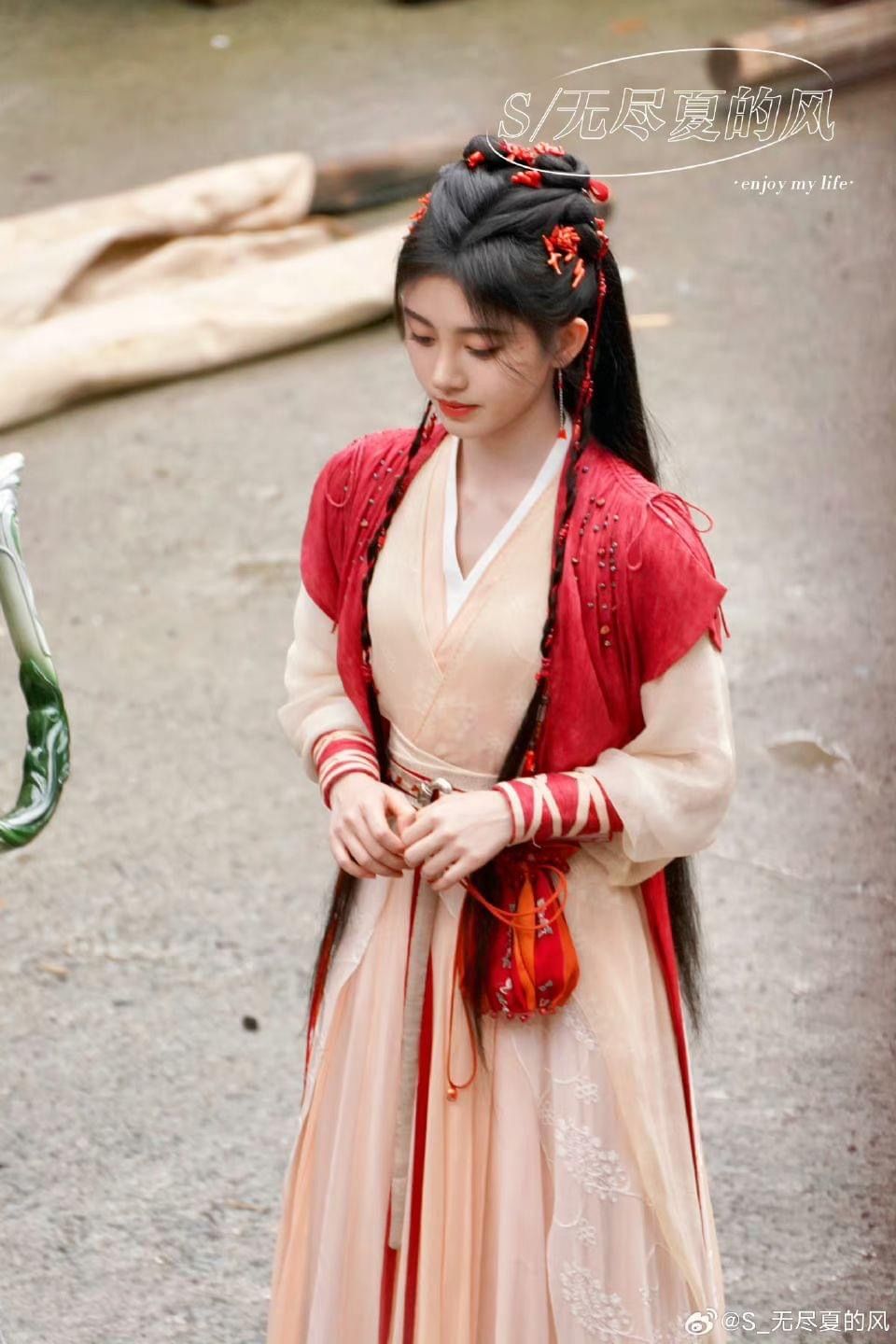 Scholarly Child in Traditional Hanfu:A Glimpse into the World of a Book-Loving Girl in Hanfu Dress