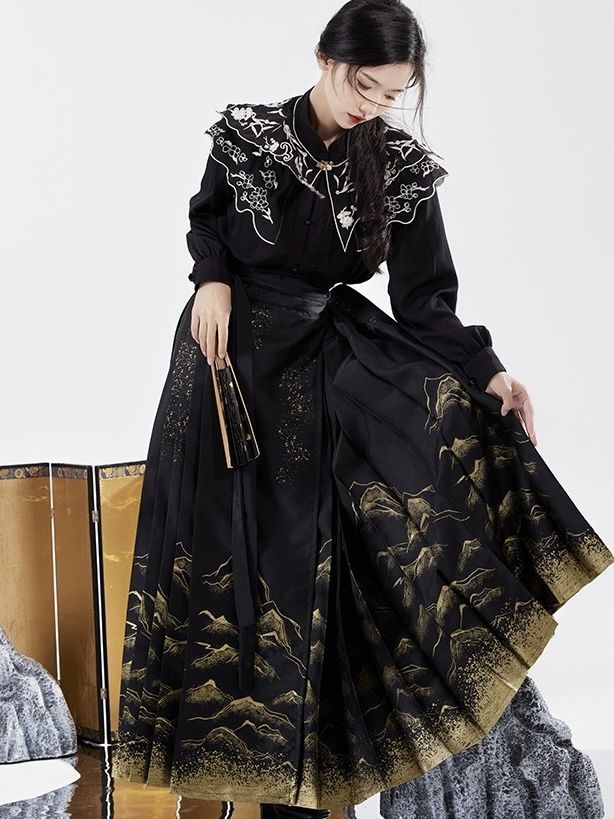 Reinventing the Cheongsam:2024 Fashion Trends in Traditional Revival