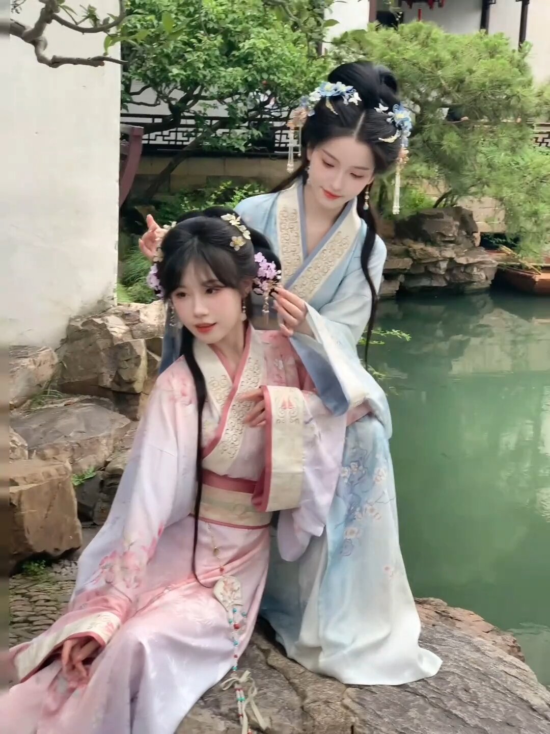 The Ethereal Journey of a Heroic Female in Traditional Hanfu Fashion The Ethereal Journey of a Heroic Female in Traditional Hanfu Fashion