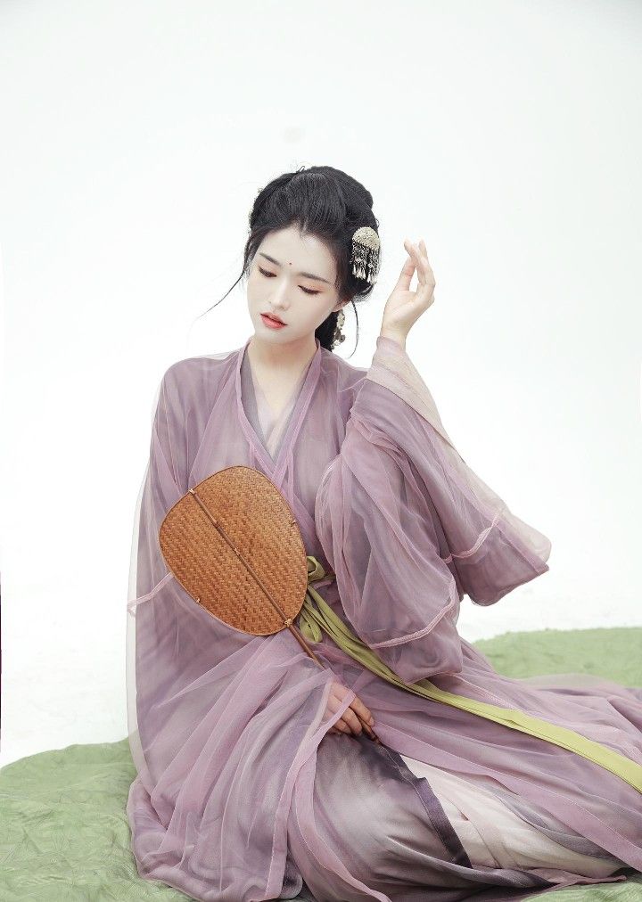Traditional Chinese Cheongsam Dress:Embracing the Hourglass Shape with Stylishness