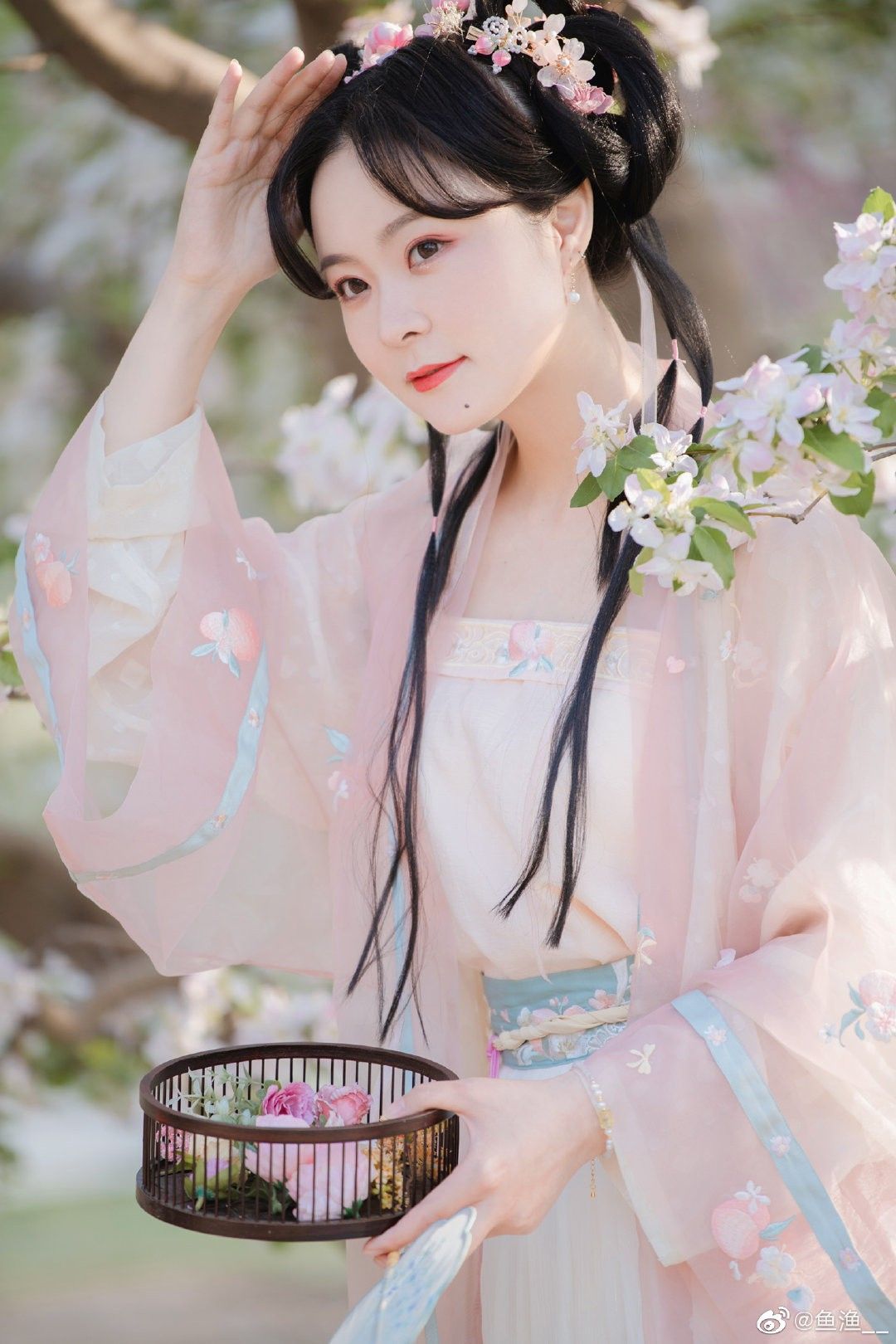 Tang-Style Hanfu at an Affordable Price:The Revival of Ming-Era Fashion in Modern Times Tang-Style Hanfu at an Affordable Price:The Revival of Ming-Era Fashion in Modern Times