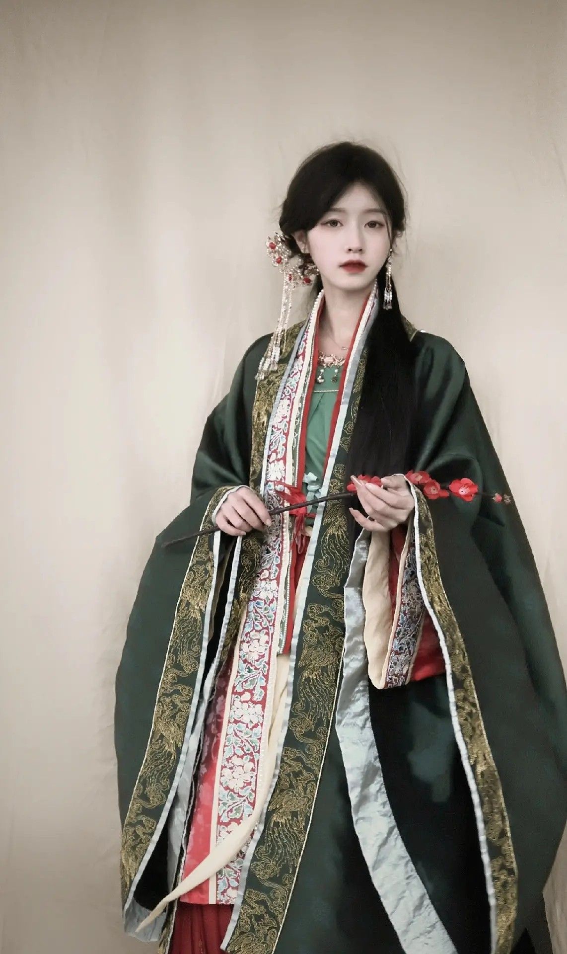 The Exclusive Silhouette of Cheongsams Underskirts:Understanding the Elegance of Qipaos Subtleties The Exclusive Silhouette of Cheongsams Underskirts:Understanding the Elegance of Qipaos Subtleties