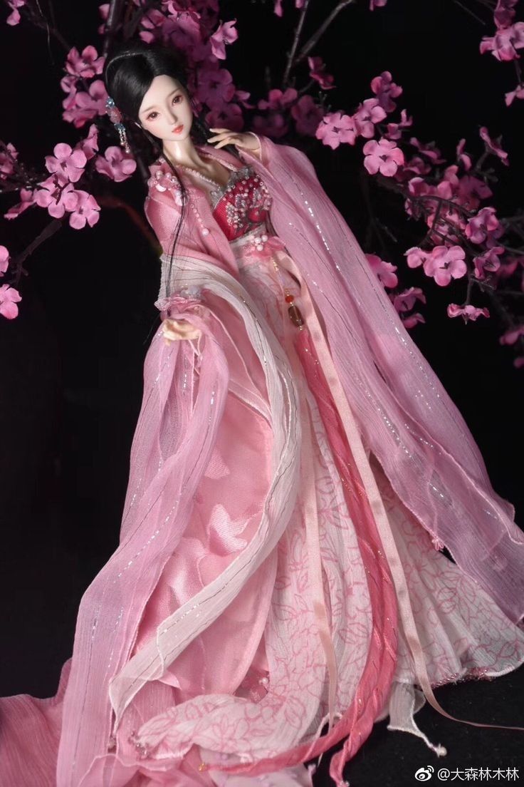The Enchanting Wealth God in Traditional Hanfu:A Tale of a Young Woman in Splendid Attire The Enchanting Wealth God in Traditional Hanfu:A Tale of a Young Woman in Splendid Attire