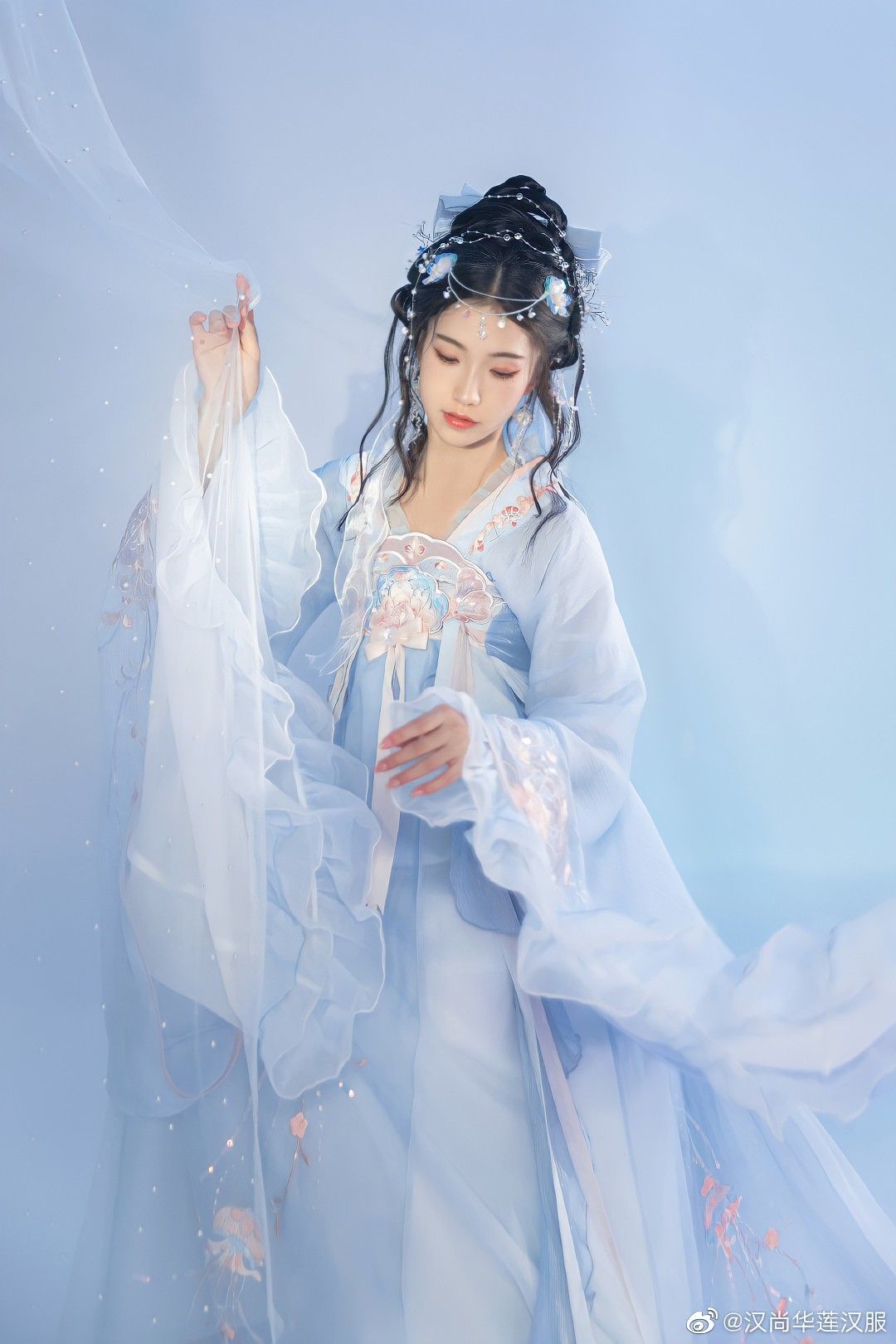 The Rise of Red Cheongsam:Embracing the Charm of Plus-Size Fashion in Autumn and Winter The Rise of Red Cheongsam:Embracing the Charm of Plus-Size Fashion in Autumn and Winter