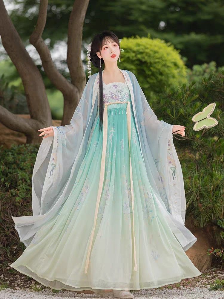 The Radiance of Chest-Length Hanfu:Highlighting the Beauty of White The Radiance of Chest-Length Hanfu:Highlighting the Beauty of White