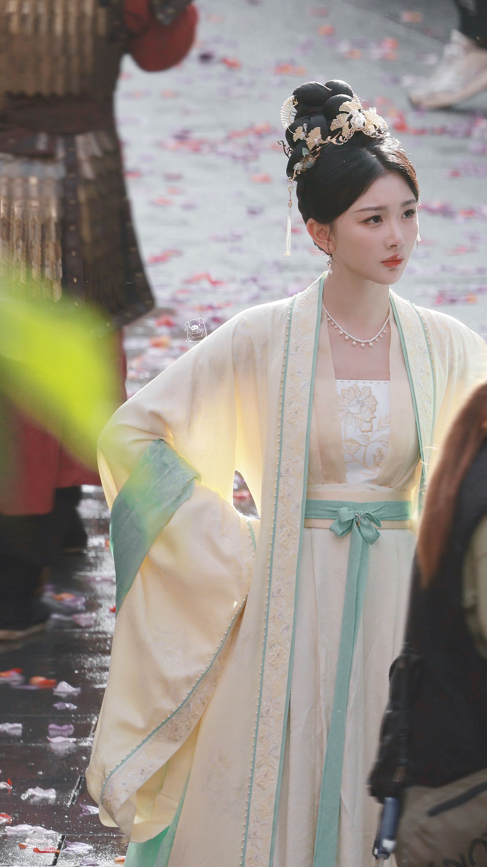 Elegant Bloom:The Story of Xiuse Dream Dance Cheongsam Elegant Bloom:The Story of Xiuse Dream Dance Cheongsam