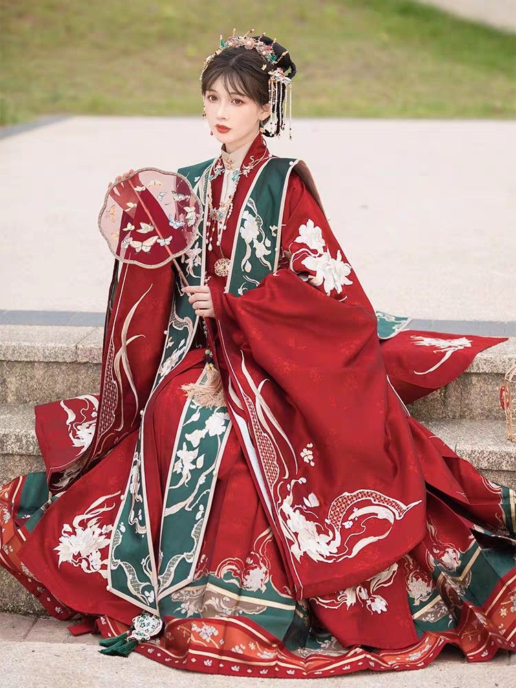The Elegance of Horseface Skirt,Necklace,and Cloud-shaped Backdrop in Traditional Chinese Fashion The Elegance of Horseface Skirt,Necklace,and Cloud-shaped Backdrop in Traditional Chinese Fashion