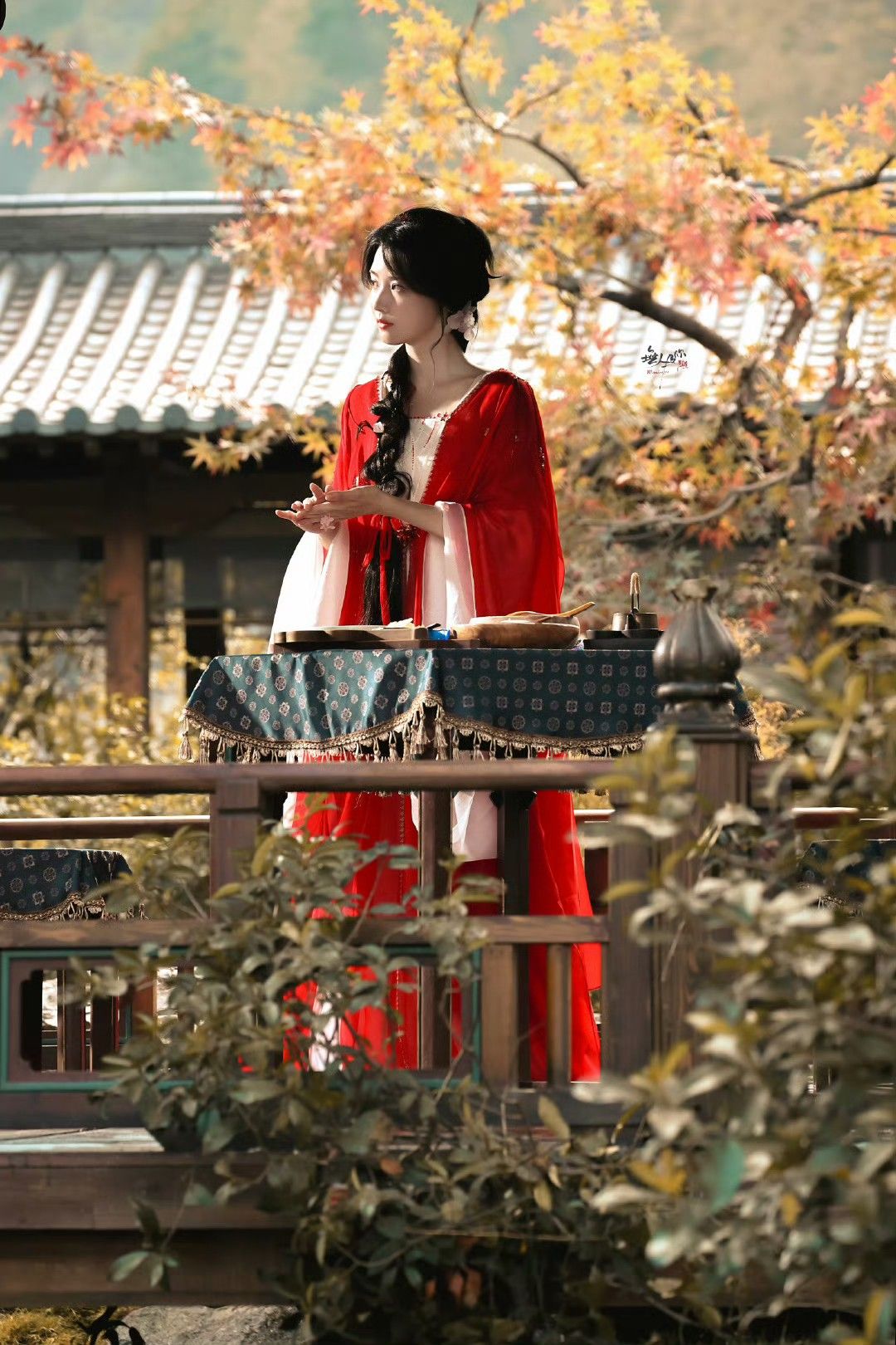 A Girls Performance in Traditional Hanfu Dress and Guzheng:A Blend of Culture and Elegance