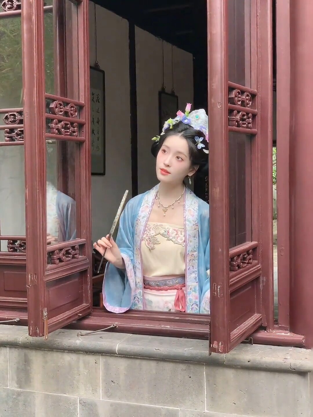 Moon-Worshipping and the Revival of Traditional Hanfu:The Journey to Longevity Moon-Worshipping and the Revival of Traditional Hanfu:The Journey to Longevity