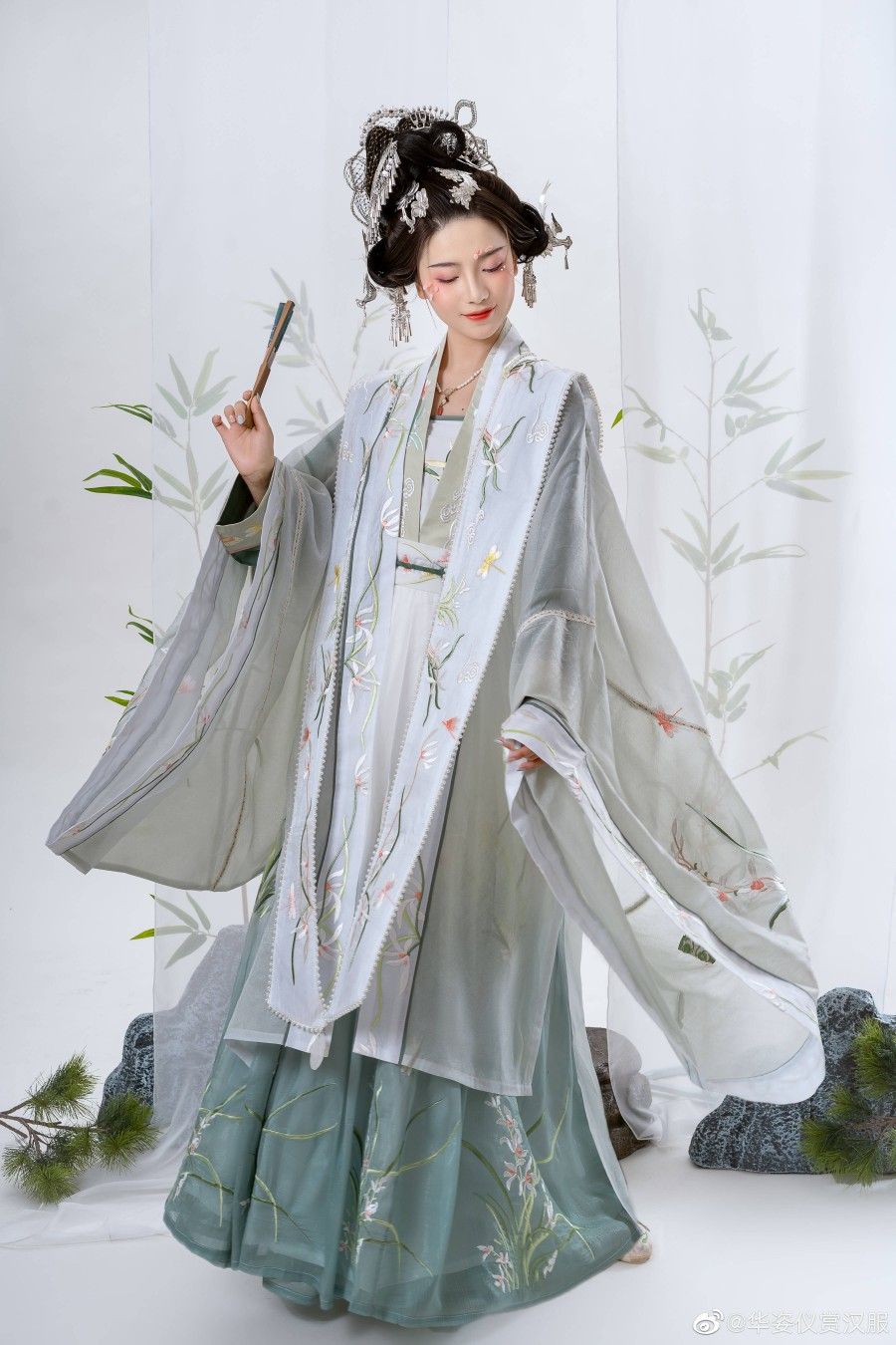 Everyday Fashion with Three-Piece Hanfu Outfit