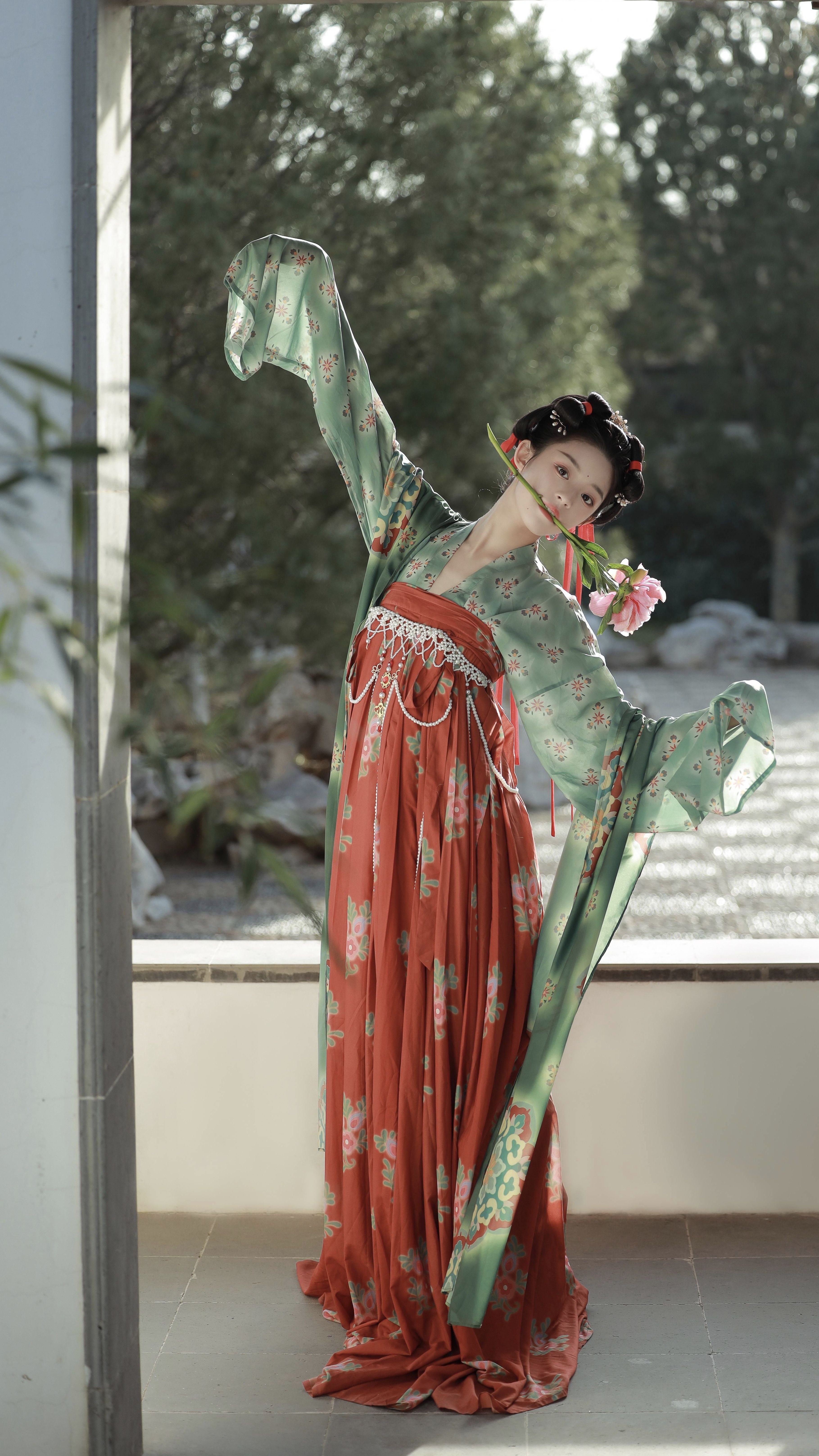 Modern Trends in Hanfu Fashion:Embracing Traditional Elegance with Modern Innovations