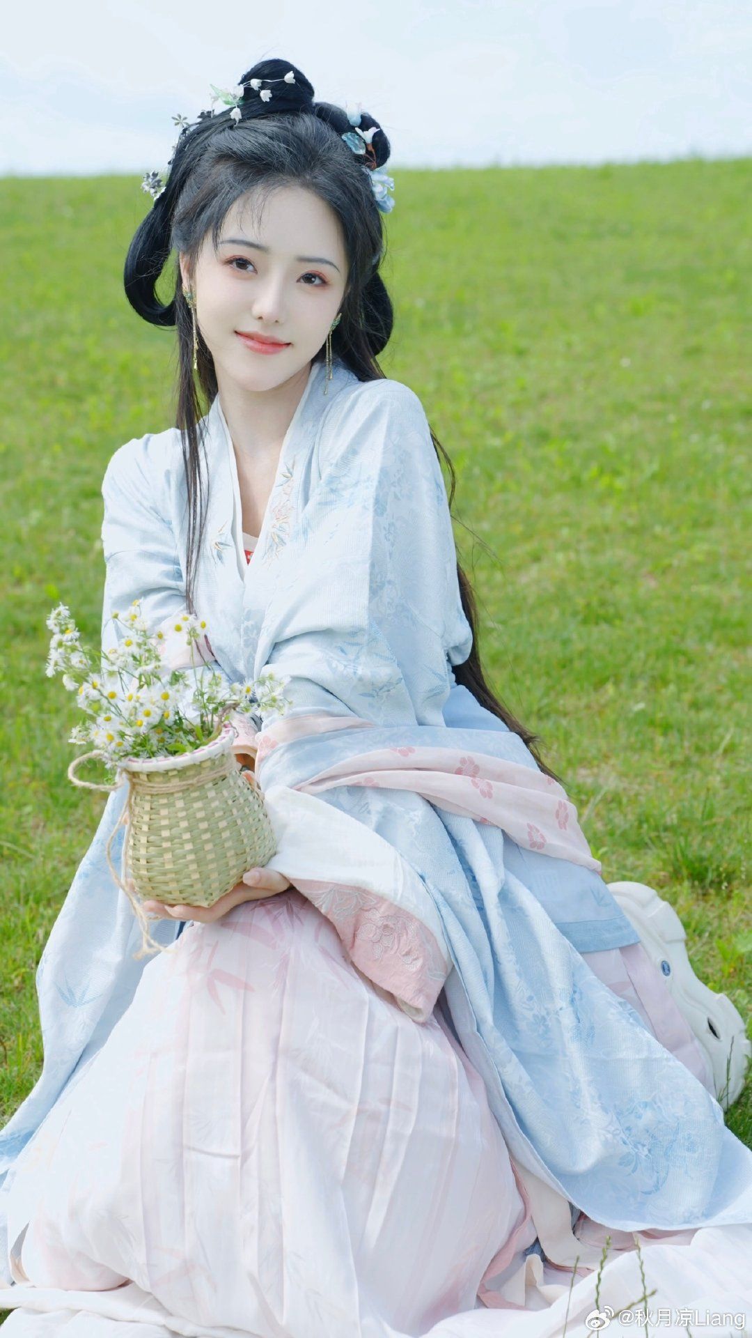 Elegant White Cheongsam Two-Piece Set:A Traditional yet Modern Fashion Statement Elegant White Cheongsam Two-Piece Set:A Traditional yet Modern Fashion Statement