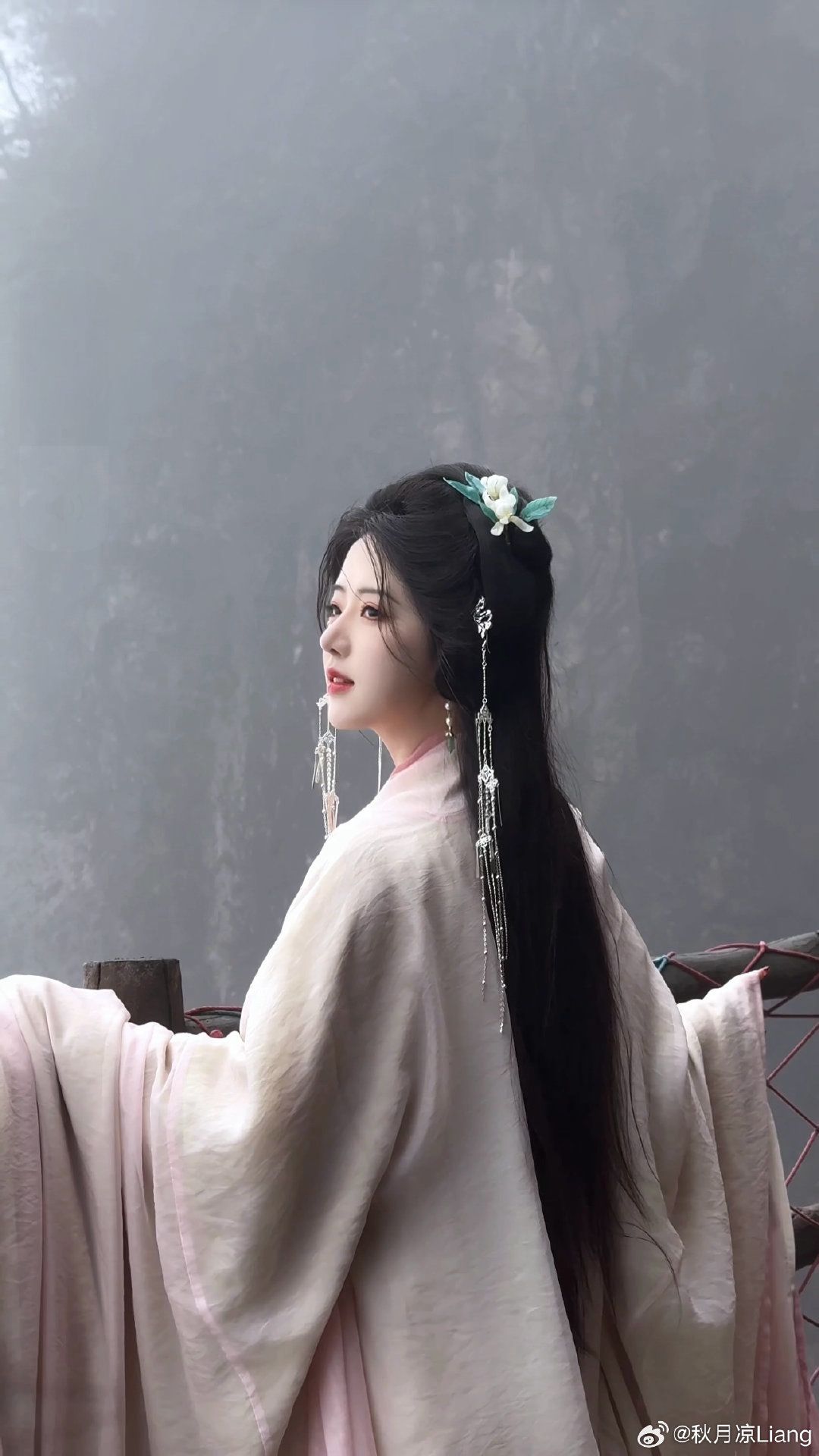 The Rise of Oversized Hanfu:Exploring the Giant Fashion of Traditional Chinese Clothing The Rise of Oversized Hanfu:Exploring the Giant Fashion of Traditional Chinese Clothing