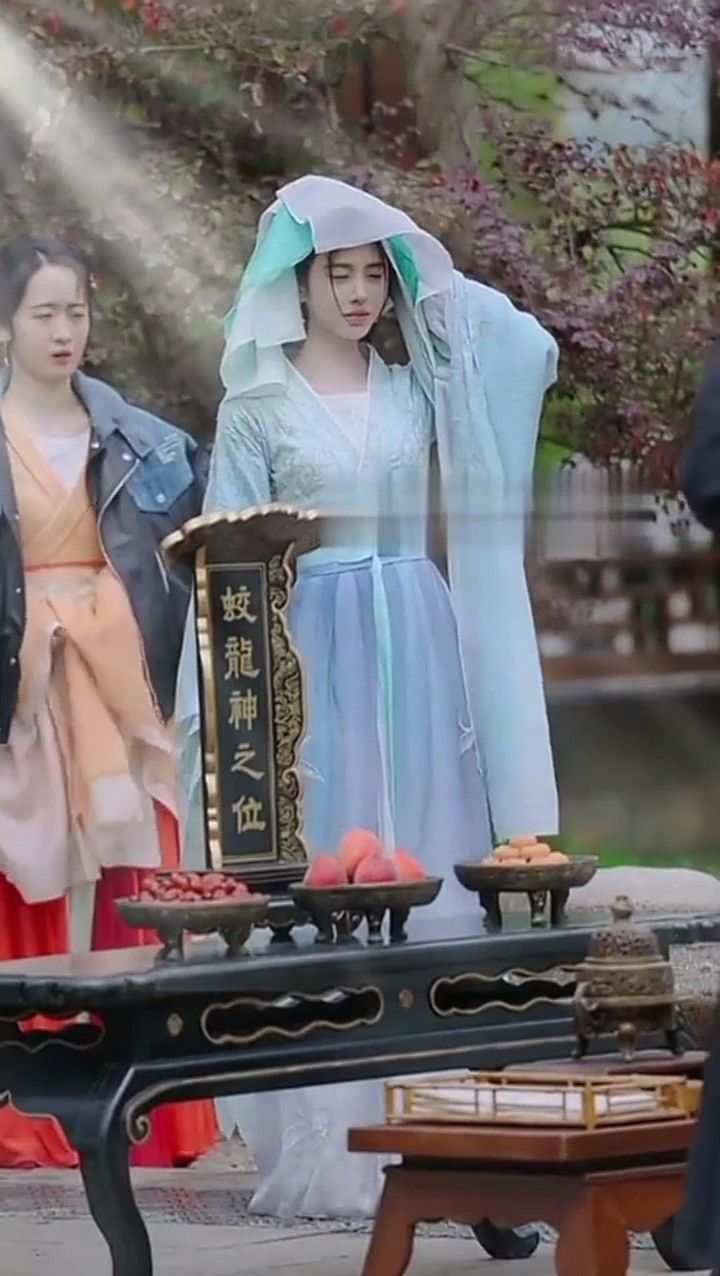 Dressing Up Everyday as a Petite Person in Traditional Cheongsam Dressing Up Everyday as a Petite Person in Traditional Cheongsam