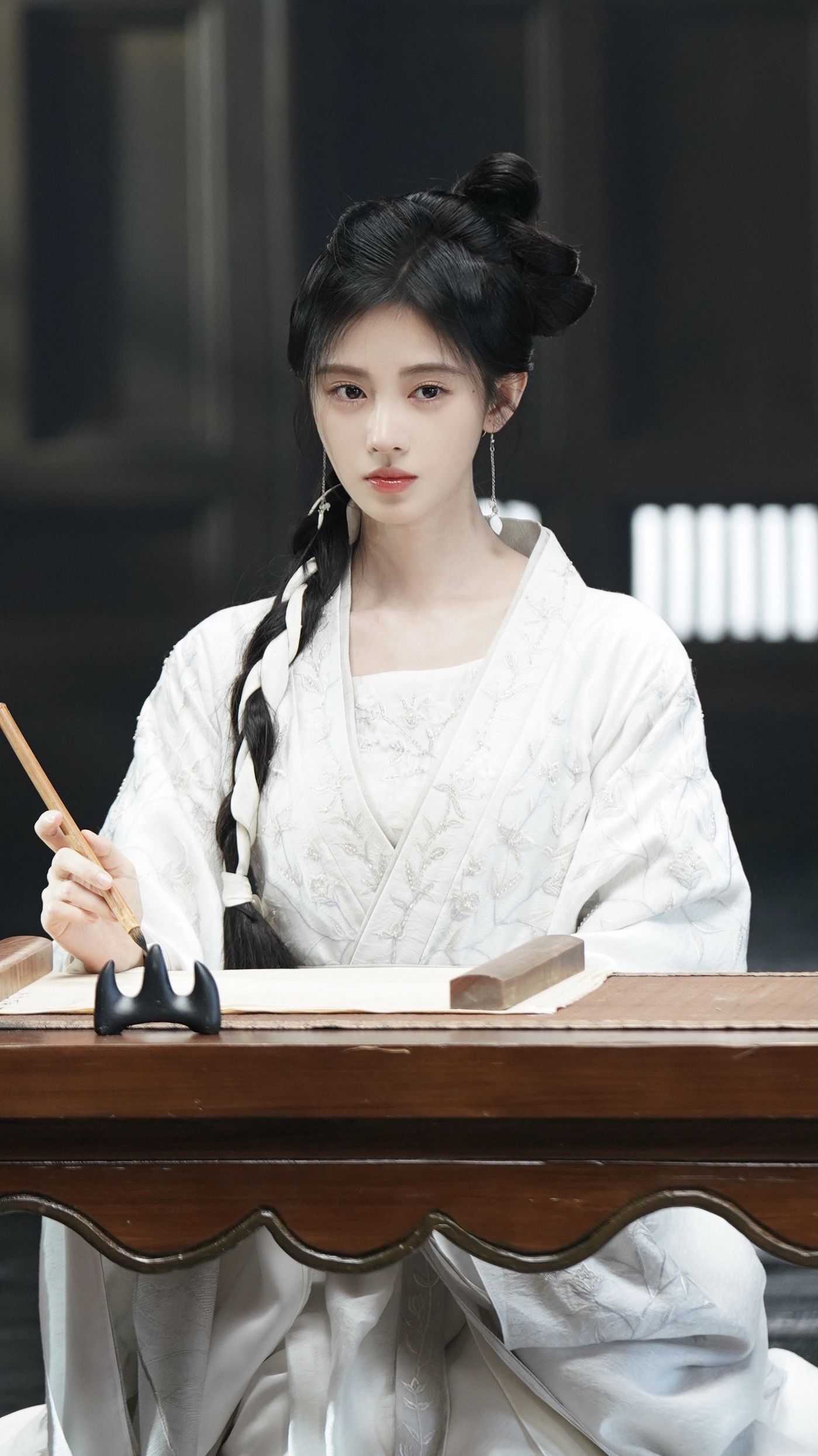 The Splendor of Chu Xuanjis Hanfu and Glass Splashes of Splendor