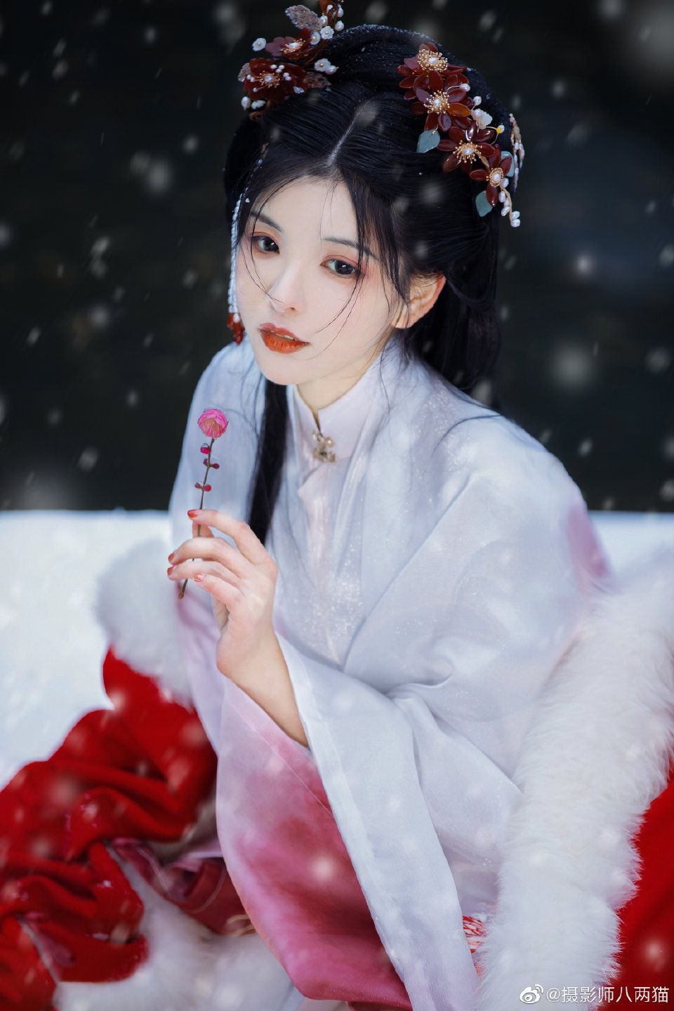 Blooming with Traditional Splendor:The Story of Flower-Growing Family and Their Hanfu Fashion