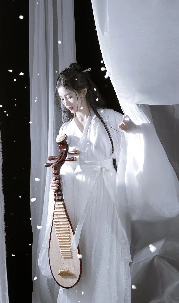 The Equestrian Beauty of Plum Blossoms and the Enchantment of Rose-Adorned Horsehide Skirts The Equestrian Beauty of Plum Blossoms and the Enchantment of Rose-Adorned Horsehide Skirts
