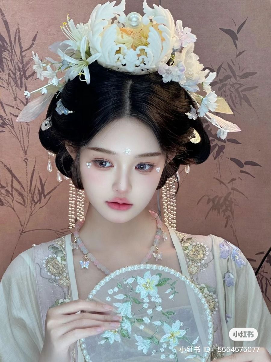 Butterfly Dance in Traditional Hanfu Fashion:A Journey Through Time and Cultural Beauty