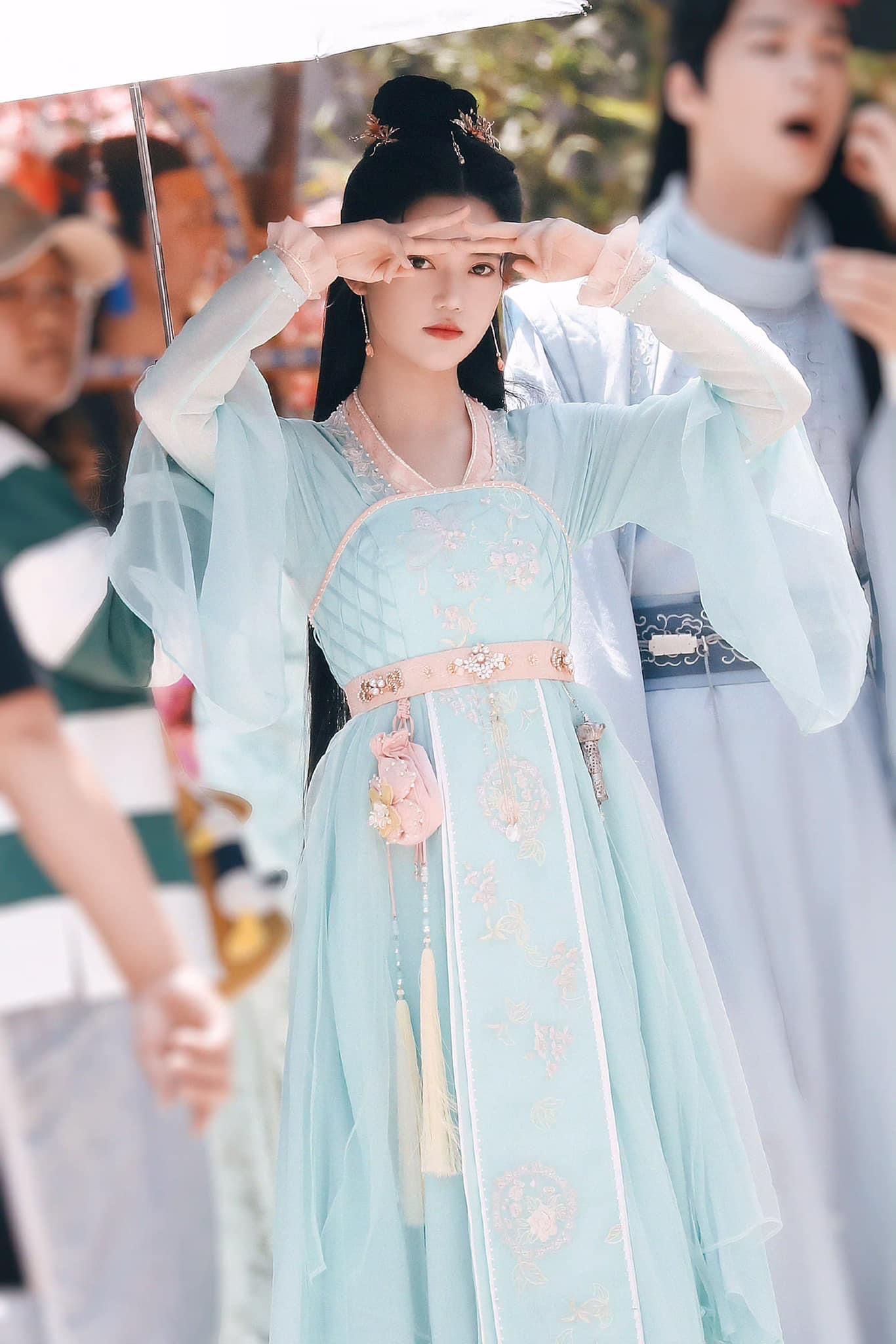 Embracing Modern Elegance:The New Chinese Cheongsam as a Statement of High Fashion