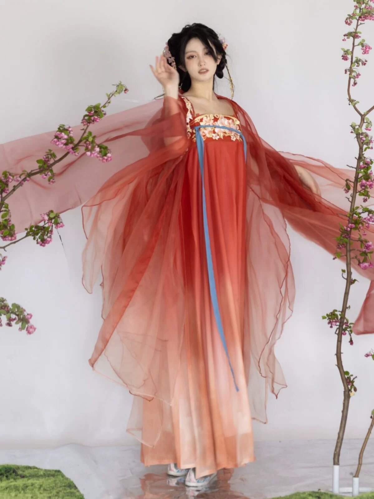 Innovative Hanfu Shoe Styles in the Tang Dynasty:A Glance into the New Fashion Trends Innovative Hanfu Shoe Styles in the Tang Dynasty:A Glance into the New Fashion Trends