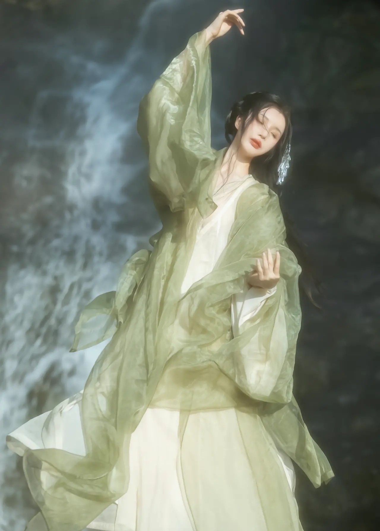 Low-Cut Cheongsam:A Guide for Petite Women