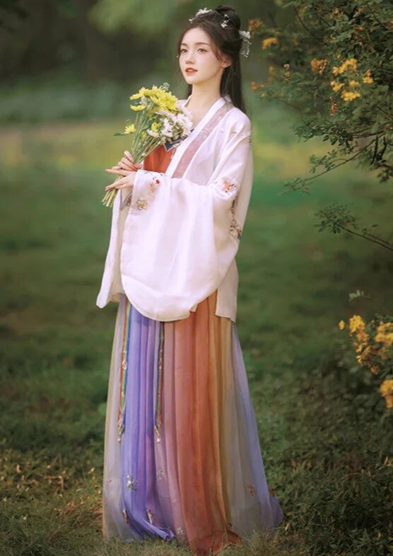 Charming in a Cheongsam:The Allure of Mini-Figure in Traditional Dress