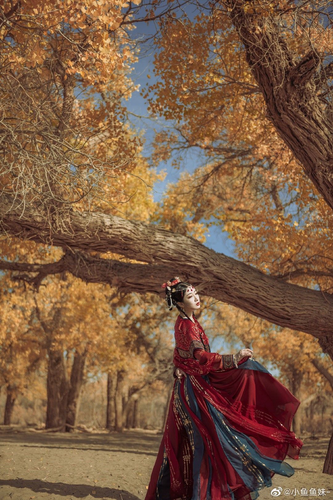 The Revival of Traditional Chinese Fashion:The Fusion of Feng Lun and Hanfu Clothing