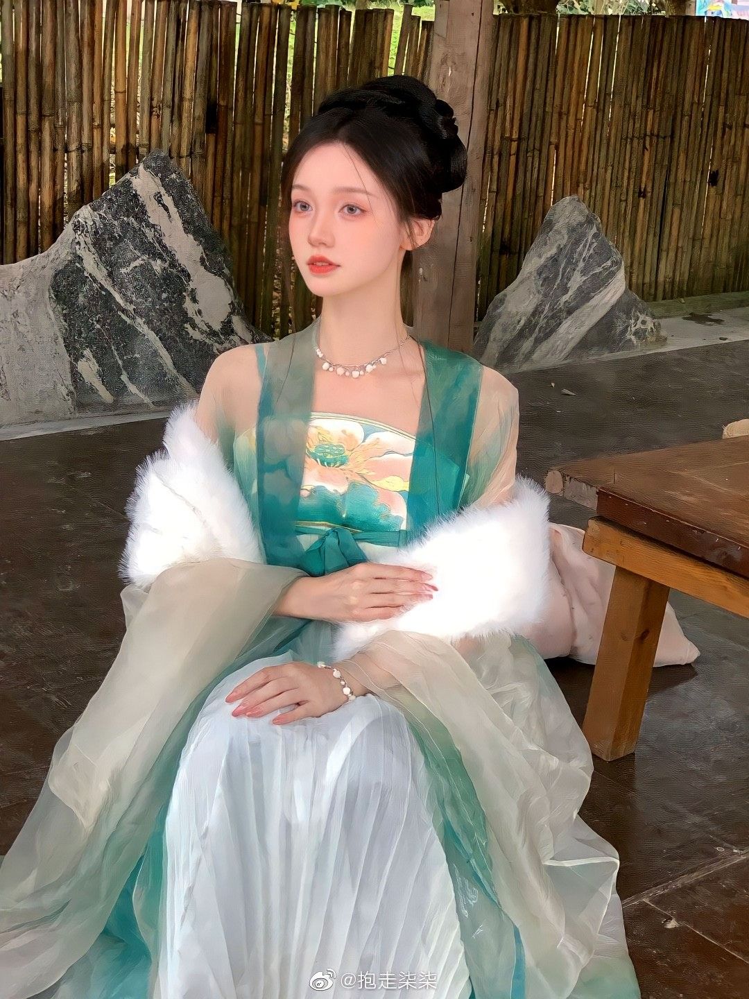 White Horseface Skirt:A Delicate Blend of Tradition and Modernity White Horseface Skirt:A Delicate Blend of Tradition and Modernity