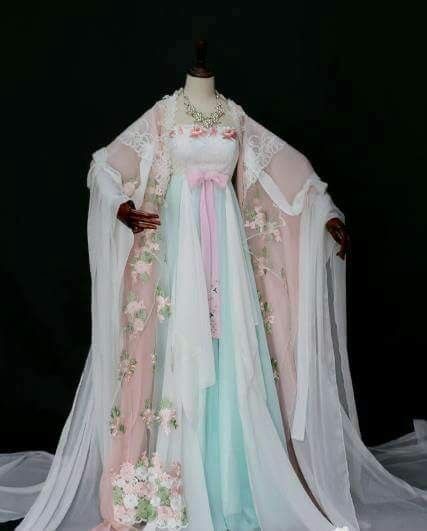 The Charm of Hanfu Traditional Clothing:A Middle School Girls Journey into Chest-Level Robes