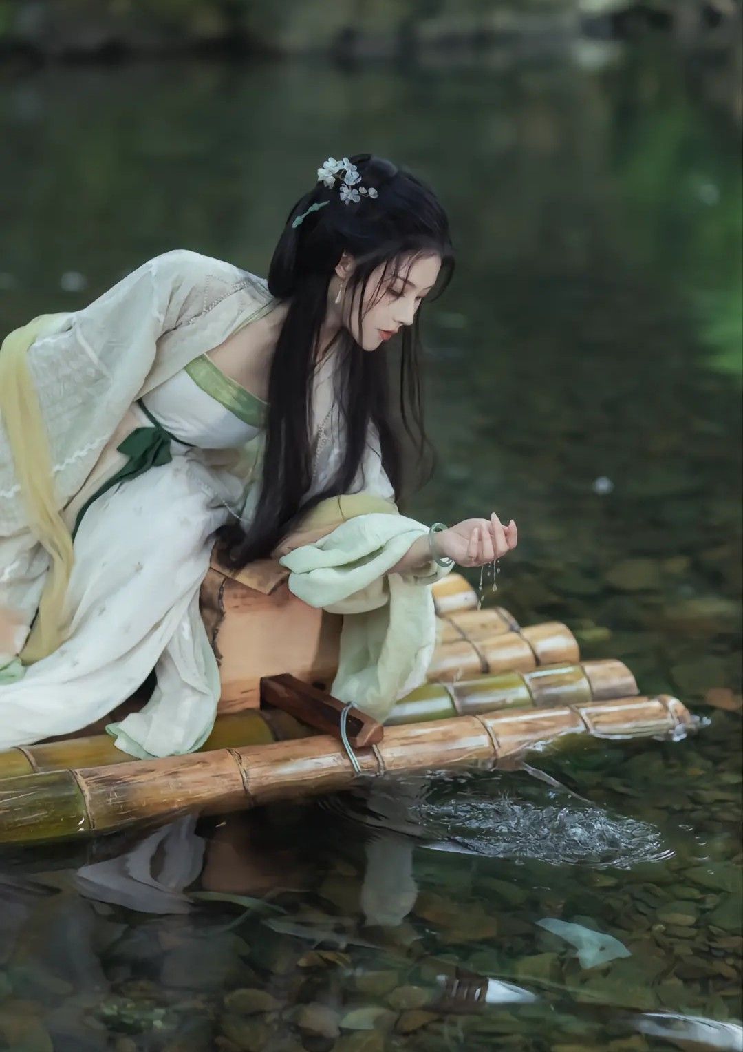 The Evolution of Qipao in the Context of College Entrance Exams:Modern Chinese Style The Evolution of Qipao in the Context of College Entrance Exams:Modern Chinese Style