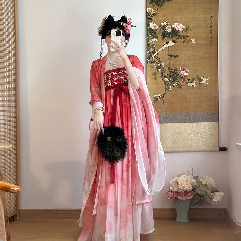 The Rise of Qipao with Leggings:Fashion Fusion or Cultural Evolution? The Rise of Qipao with Leggings:Fashion Fusion or Cultural Evolution?